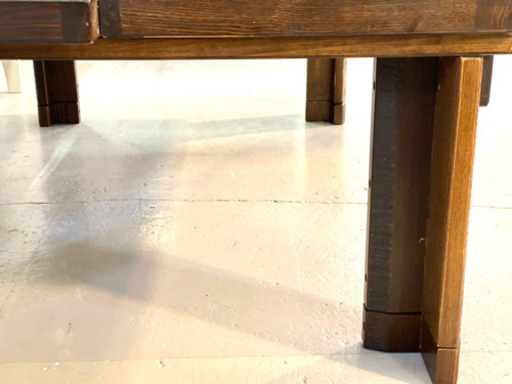 2枚板の木製テーブル