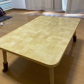 低い木製のテーブル