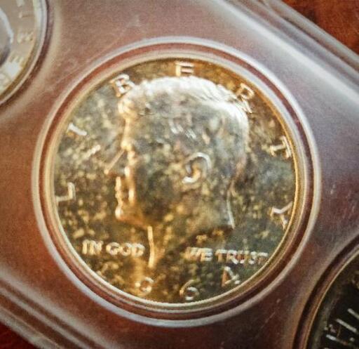 【希少で、見応えのある素晴らしいコレクション】 アメリカ ピースダラー プルーフ貨幣セット 愛・地球 記念硬貨リバティー1922年のピースダラーその他、1964年ケネディ50セント純銀を含む25セント銀貨1963年、10セント銀貨1964年の銀貨４枚を含む6枚の貨幣セットです。ピース1922年のミントマークはSです。非常に見応えのあるセットだと思います。