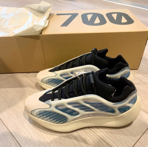 スニーカー yeezy700 v3      SIZE:26cm