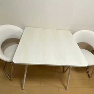 テーブル　+ 2つの椅子