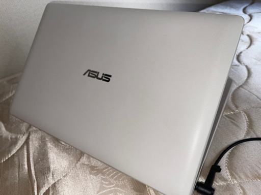 ノートパソコン　ASUS VivoBook X200CA-CTWHITE