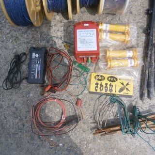 ☆中古品 イノシシ対策 農業 電気柵資材一式（さく線 ポール190本・移動型電気柵電源装置・12V自動車用バッテリー装置 他 一式☆