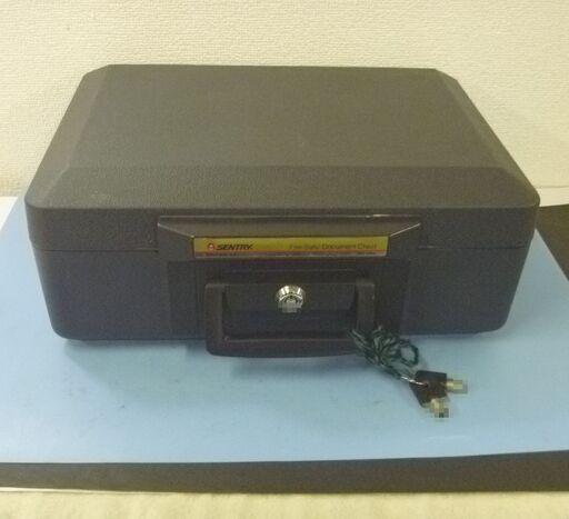 JM10570)SENTRY Fire-Safe Document Chest ポータブル耐火金庫 鍵は管状 重さ6.5Kg 高温での耐火時間30分 中古品【取りに来られる方限定】