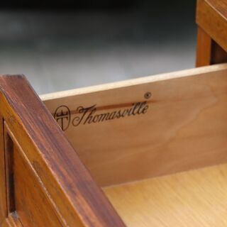 Thomasville(トーマスビル)社のオーク材を使用したサイドボードです。ナチュラルな質感とアンティーク調のクラシカルなデザインのリビングボード。店舗などのアクセントにもおススメです♪