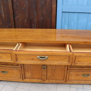 Thomasville(トーマスビル)社のオーク材を使用したサイドボードです。ナチュラルな質感とアンティーク調のクラシカルなデザインのリビングボード。店舗などのアクセントにもおススメです♪