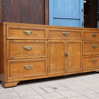 Thomasville(トーマスビル)社のオーク材を使用したサイドボードです。ナチュラルな質感とアンティーク調のクラシカルなデザインのリビングボード。店舗などのアクセントにもおススメです♪