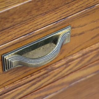 Thomasville(トーマスビル)社のオーク材を使用したサイドボードです。ナチュラルな質感とアンティーク調のクラシカルなデザインのリビングボード。店舗などのアクセントにもおススメです♪