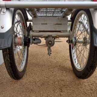 三段階変速．16インチノーパンクタイヤ