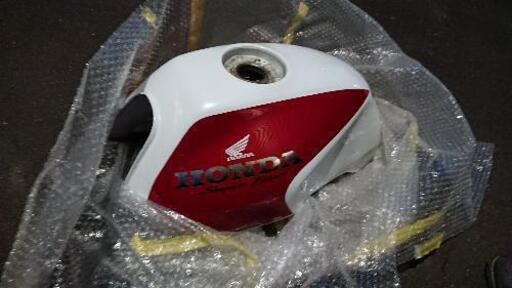 CB400SF タンク 居座っ NC31 E BHN凹み無し!サビ無し! CB400SF タンク 居座っ NC31 E BHN凹み無し!サビ無し!