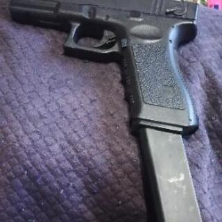 さらに値下げしました～激安～😃完動品～マルイ電動ハンドガングロック18C本体､箱説明書､100連マガジンx4、30連マガジンx4散弾マガジン､マガジンジョイント、バッテリー、充電器、エアガンケース､ゴーグル､BBローター155､フェイスガード、などのセット