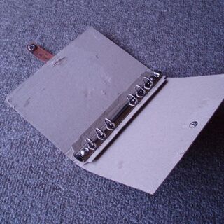 イングリッシュブライドルレザーを使用するバイブルサイズ金具つき手帳