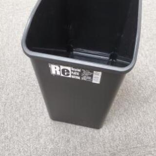 黒　プラスチック　角形　バケツorゴミ箱