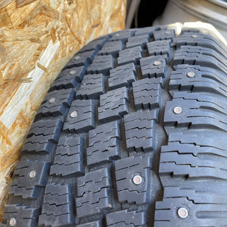 バリ効き スパイクタイヤ 215/60R16 来シーズンにいかが？