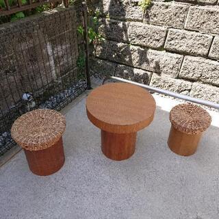 木製のテーブルセット