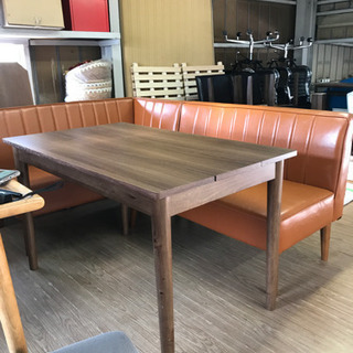 ダイニングテーブルとL字ソファー