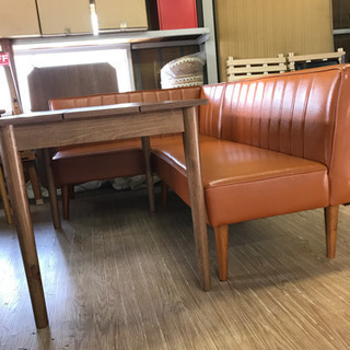 ダイニングテーブルとL字ソファー