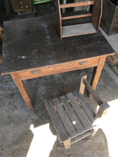 昭和レトロな古い机と椅子 本棚