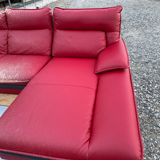 赤いレザーの大型ソファー