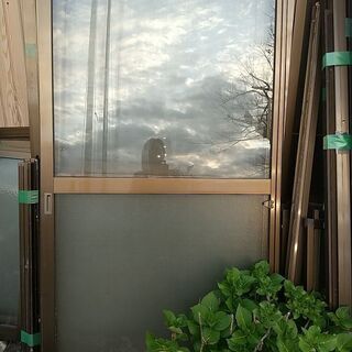 トステムテラス窓。網戸付き、枠付き。４月11日まで。
