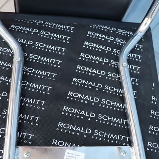 IDC OTSUKA(大塚家具)取り扱いのあるドイツのメーカーRonald Schmitt(ロナルドシュミット)のRST19 本革 ダイニングチェア 2脚セット。モダンなデザインのハイバックチェア。1