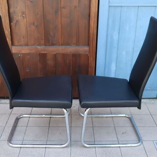 IDC OTSUKA(大塚家具)取り扱いのあるドイツのメーカーRonald Schmitt(ロナルドシュミット)のRST19 本革 ダイニングチェア 2脚セット。モダンなデザインのハイバックチェア。1