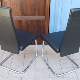 IDC OTSUKA(大塚家具)取り扱いのあるドイツのメーカーRonald Schmitt(ロナルドシュミット)のRST19 本革 ダイニングチェア 2脚セット。モダンなデザインのハイバックチェア。1