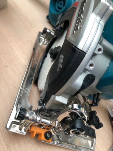 マキタ 125mm丸鋸18V HS474D きわ切りベース 【公式通販】