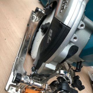 マキタ　125mm丸鋸18V HS474D きわ切りベース