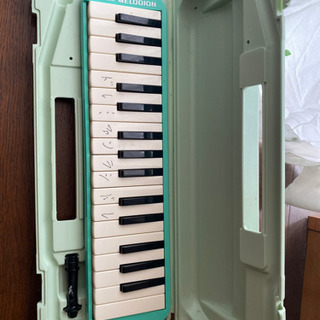 鍵盤ハーモニカ　薄いグリーン