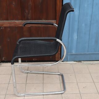 ACTUS(アクタス)取り扱いのブランTECTA(テクタ)社のアームチェアです。カンティレバータイプのダイニングチェアーは座り心地も良くシンプルでモダンな椅子です。ジャン・プルーヴェ