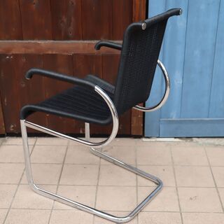 ACTUS(アクタス)取り扱いのブランTECTA(テクタ)社のアームチェアです。カンティレバータイプのダイニングチェアーは座り心地も良くシンプルでモダンな椅子です。ジャン・プルーヴェ