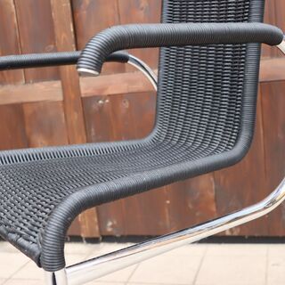 ACTUS(アクタス)取り扱いのブランTECTA(テクタ)社のアームチェアです。カンティレバータイプのダイニングチェアーは座り心地も良くシンプルでモダンな椅子です。ジャン・プルーヴェ