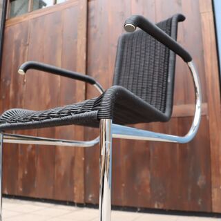 ACTUS(アクタス)取り扱いのブランTECTA(テクタ)社のアームチェアです。カンティレバータイプのダイニングチェアーは座り心地も良くシンプルでモダンな椅子です。ジャン・プルーヴェ