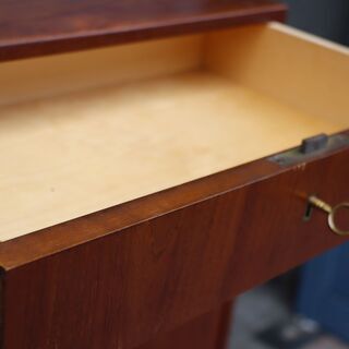 デンマーク製のチーク材を使用したライティングビューローです。北欧らしいシンプルなデザインが特徴的なおしゃれなビンテージ北欧家具です。省スペースのコンパクトなサイズで収納力もあります♪