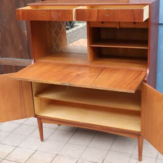 デンマーク製のチーク材を使用したライティングビューローです。北欧らしいシンプルなデザインが特徴的なおしゃれなビンテージ北欧家具です。省スペースのコンパクトなサイズで収納力もあります♪