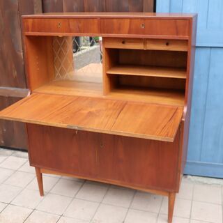デンマーク製のチーク材を使用したライティングビューローです。北欧らしいシンプルなデザインが特徴的なおしゃれなビンテージ北欧家具です。省スペースのコンパクトなサイズで収納力もあります♪
