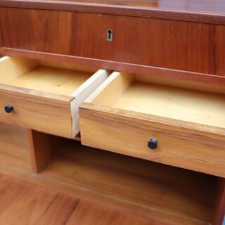 デンマーク製のチーク材を使用したライティングビューローです。北欧らしいシンプルなデザインが特徴的なおしゃれなビンテージ北欧家具です。省スペースのコンパクトなサイズで収納力もあります♪