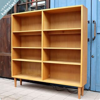 Karl Andersson社 Borge Mogensen(ボーエ・モーエンセン)デザイン オーク材ブックシェルフです。スッキリと北欧家具らしいブックケース。照明付なので店舗などにもおススメの本棚。