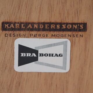 Karl Andersson社 Borge Mogensen(ボーエ・モーエンセン)デザイン オーク材ブックシェルフです。スッキリと北欧家具らしいブックケース。照明付なので店舗などにもおススメの本棚。