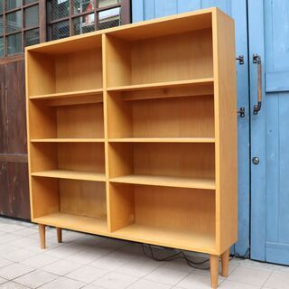 Karl Andersson社 Borge Mogensen(ボーエ・モーエンセン)デザイン オーク材ブックシェルフです。スッキリと北欧家具らしいブックケース。照明付なので店舗などにもおススメの本棚。