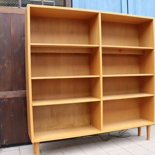Karl Andersson社 Borge Mogensen(ボーエ・モーエンセン)デザイン オーク材ブックシェルフです。スッキリと北欧家具らしいブックケース。照明付なので店舗などにもおススメの本棚。