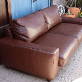 人気の無印良品(MUJI)のフェザーを使用した本革張り2.5シーターソファー