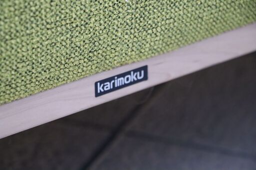 karimoku(カリモク家具)のWT56モデルの３人掛けソファーです。スッキリとしたメープル無垢材のフレームとクッションにはフェザーを使用し快適な空間を演出するトリプルソファーです♪