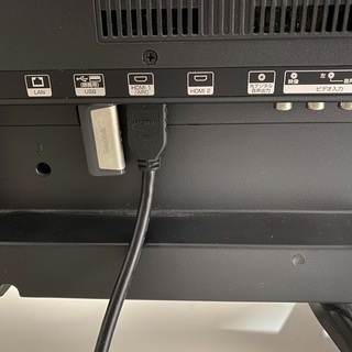 液晶テレビ３２インチと白いテレビボード