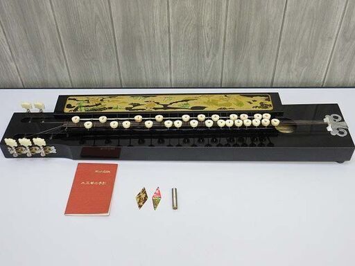 ss2133　中古　NARDAN　大正琴　琴音　5弦　26鍵　ハープ　黒ナルダン　ピック付き　絵付き　金　絵巻模様楽器　弦楽器　和楽器　伝統楽器