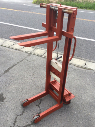 中古　ハンドリフト　幅65　　奥行107　　高さ188.5　 （ｃｍ）　手動式　手巻き式　手動走行式　リフトラー