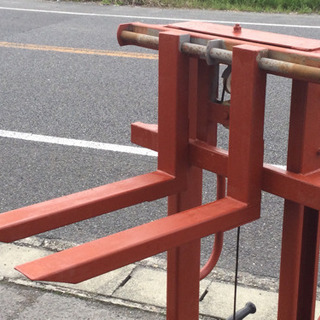 中古　ハンドリフト　幅65　　奥行107　　高さ188.5　 （ｃｍ）　手動式　手巻き式　手動走行式　リフトラー