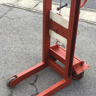 中古　ハンドリフト　幅65　　奥行107　　高さ188.5　 （ｃｍ）　手動式　手巻き式　手動走行式　リフトラー