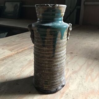 陶器の趣ある壺